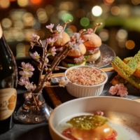 The Rooftop Bar offers Perrier-Jouet Champagne by the glass or free-flowing, accompanied by sakura-inspired snacks, draft beer, wine and soft
drinks.