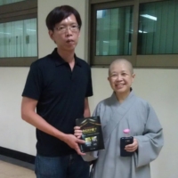 Su Jianhe, who was wrongly sentenced to death, visits Shih Chao-hwei at Hsuan Chuang University on Oct. 5, 2016, after being released from prison. Shih supported the human rights movement to free Su. | 
THE HONG SHI CULTURAL AND EDUCATIONAL FOUNDATION