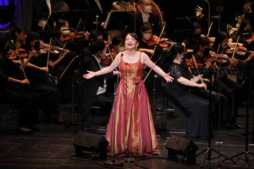 Soprano Hiroko Onuki sings a classical opera number at the New National Theatre, Tokyo in September. | TACHIBANA PUBLISHING