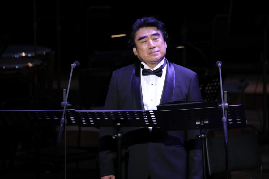 Haruhisa Handa performs one of several of his original vocal and orchestral compositions that were featured during two days of performances at the New National Theatre, Tokyo in September. | TACHIBANA PUBLISHING