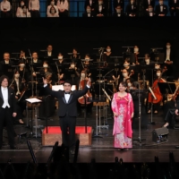 Haruhisa Handa joins the stage with conductor Hidemine Takano (left), soprano Hiroko Onuki (second from right) and tenor Naoki Tokorodani (right) in front of the Tokyo City Philharmonic Orchestra and the Tsurukame Choir at the New National Theatre, Tokyo on Sept. 19.  | TACHIBANA PUBLISHING