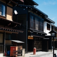 The unique Trace shared workspace on Shirakabe Dozogai street in Hida, Gifu Prefecture, gives people a chance to experience the rustic surroundings. | HIDAIIYO CO.