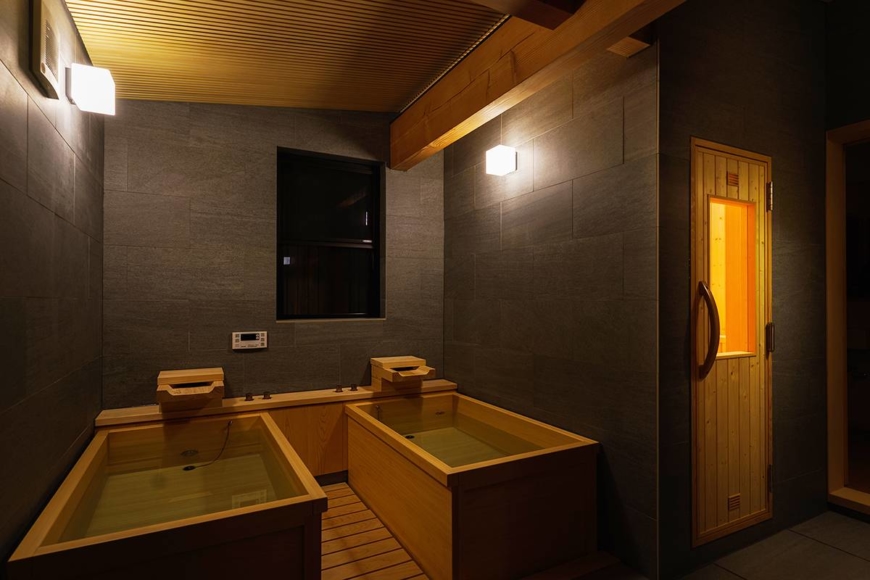 Hot and cold water cypress baths adjoin the sauna available for Trace users. | HIDAIIYO CO.