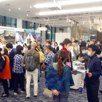 People peruse the offerings at Expat Expo Tokyo 2020 at Tokyo World Gate Kamiyacho Trust Tower on Nov. 7, 2020. | INNOVENT INC.
