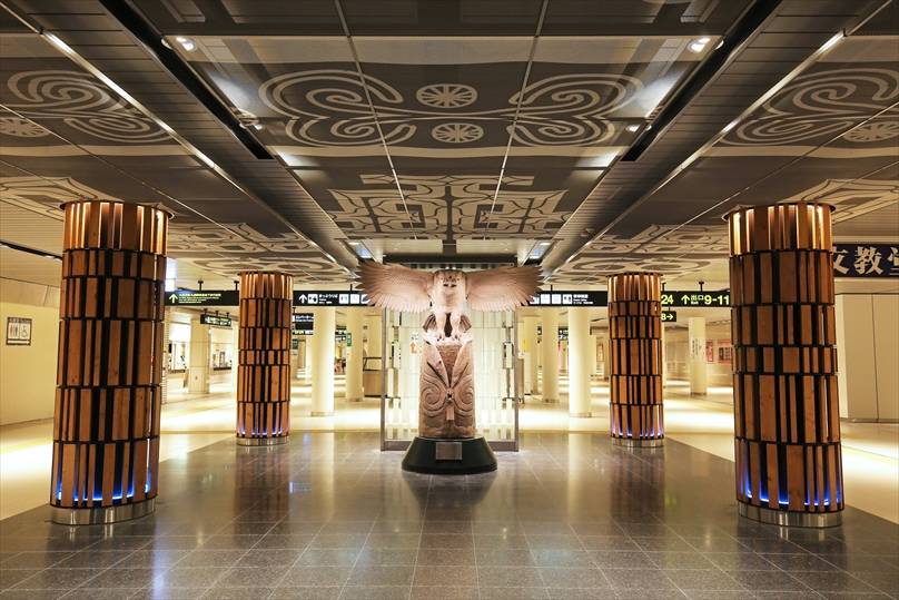 The Minapa ('many people laugh') Plaza by Sapporo Station’s Nanboku Line features Ainu art exhibits and a big screen with weather forecasts in the Ainu language. | CITY OF SAPPORO