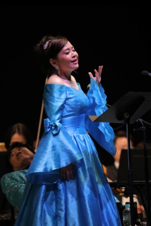 Soprano Hiroko Onuki sings at Handa’s 'Sakura Fubuki Concert' ('Cherry Blossom Shower Concert') at Nippon Budokan Hall in Tokyo on March 16. | TACHIBANA PUBLISHING