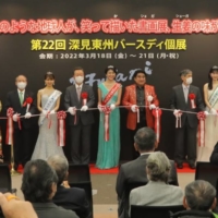 Haruhisa Handa and guests prepare to cut the ribbon before his solo art exhibition in Tokyo at TOC Gotanda Messe on March 18. | TACHIBANA PUBLISHING