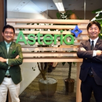 Pina Hirano, president and CEO of Asteria Corporation, and Seiji Watanabe, mayor of the town of Oguni, Kumamoto Prefecture, pose at Asteria’s Tokyo headquarters. | YOSHIAKI MIURA