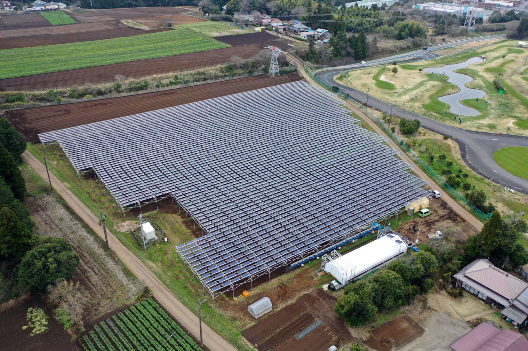 Các tấm pin mặt trời trên đất nông nghiệp tại Đơn vị 1 của Năng lượng Nông nghiệp Ookido, được vận hành bởi Chiba Ecological Energy, ở Chiba.  Trang trại đi đầu trong chương trình được gọi là chia sẻ năng lượng mặt trời - hay còn gọi là điện nông - liên quan đến việc sử dụng đồng thời đất nông nghiệp để sản xuất cây trồng và sản xuất điện.  |  BLOOMBERG