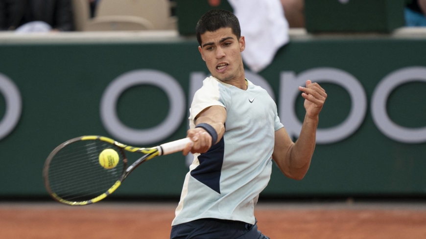 Carlos Alcaraz and Alexander Zverev survive five-set thrillers at French Open