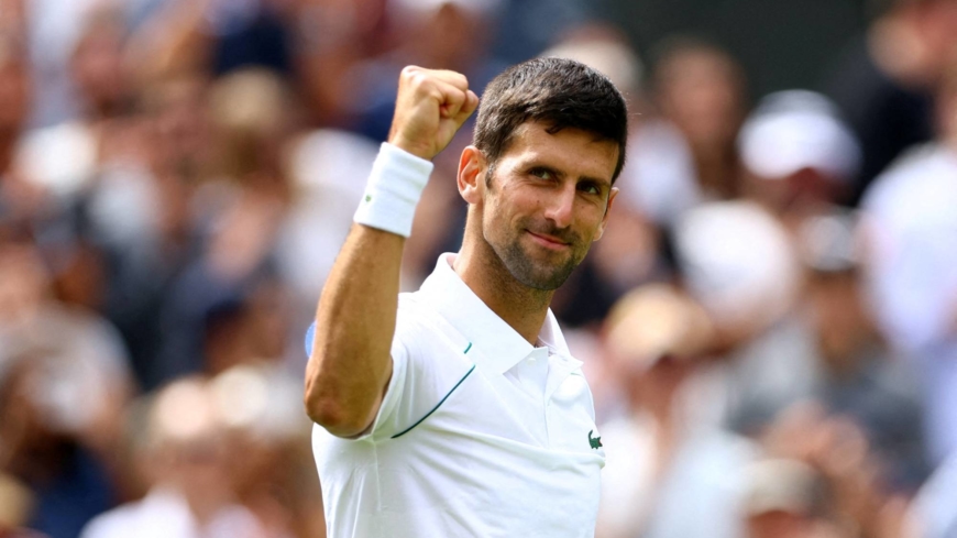 Novak Djokovic advances as Andy Murray falls at Wimbledon