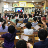 Children from Shirahata Elementary School in Yokohama cheer for Tunisian Olympians in an online session in July 2021. | YOKOHAMA MUNICIPAL GOVERNMENT