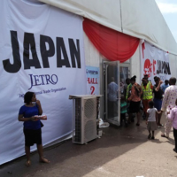 Attendees were able to speak with representatives offering various products and services at the Lagos International Trade Fair. | JAPAN EXTERNAL TRADE ORGANIZATION