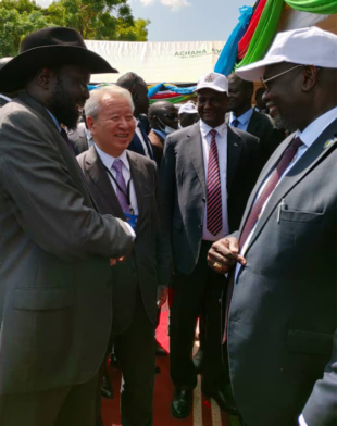South Sudan President Salva Kiir (left), JICA President Akihiko Tanaka and First Vice President Riek Machar (right) speak at the opening ceremony of the Freedom Bridge in Juba on May 19. | JAPAN INTERNATIONAL COOPERATION AGENCY