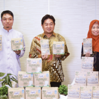 From left: Uni-Charm Indonesia Research and Development Manager Makoto Ichikawa, President Director Yuji Ishii and Corporate Planning General Manager Heni Indrayati pictured with some of the company’s product range. | © ITOCHU