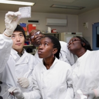The Noguchi Memorial Institute for Medical Research in Ghana, established in 1979 with Japan’s help, serves as the hub for Ghana’s response to COVID-19 and processes about 80% of the country’s PCR tests. | AKIO IIZUKA / JICA