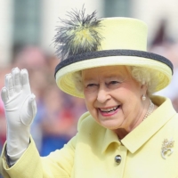 Britain’s Queen Elizabeth II waves to the crowd as she walks across the Pariser Platz near Berlin’s landmark Brandenburg Gate
in June 2015. | AFP-JIJI