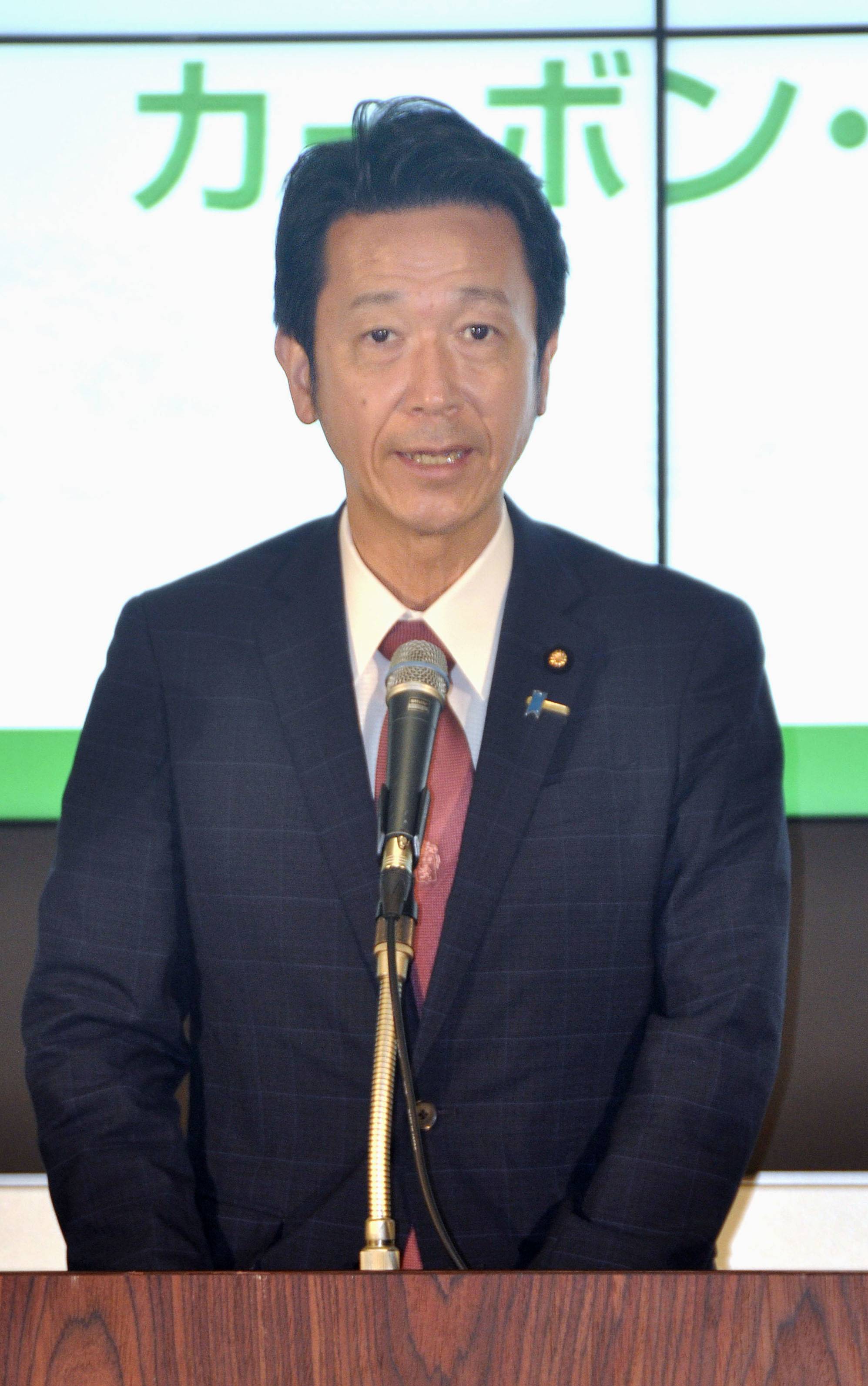Makoto Nagamine, parliamentary vice-minister of the economy ministry, speaks at the TSE on Sept. 22. | KYODO
