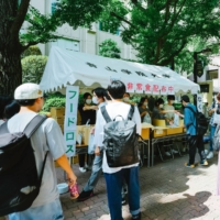 Students distribute nearly expired emergency food supplies on campus. | AOYAMA GAKUIN SCHOOL CORP.