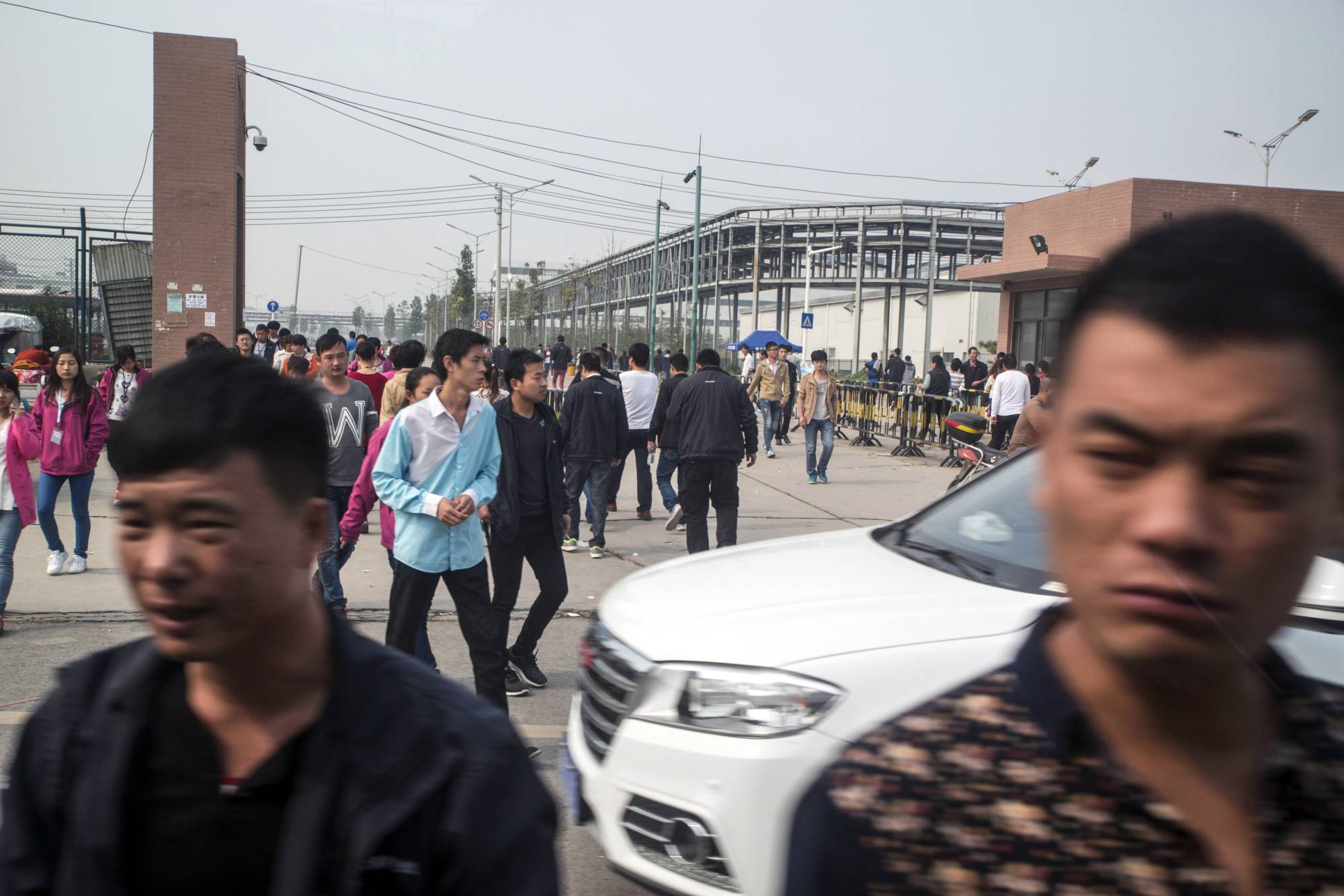 workers leave china's biggest iphone plant to escape covid-19 curbs | the japan times