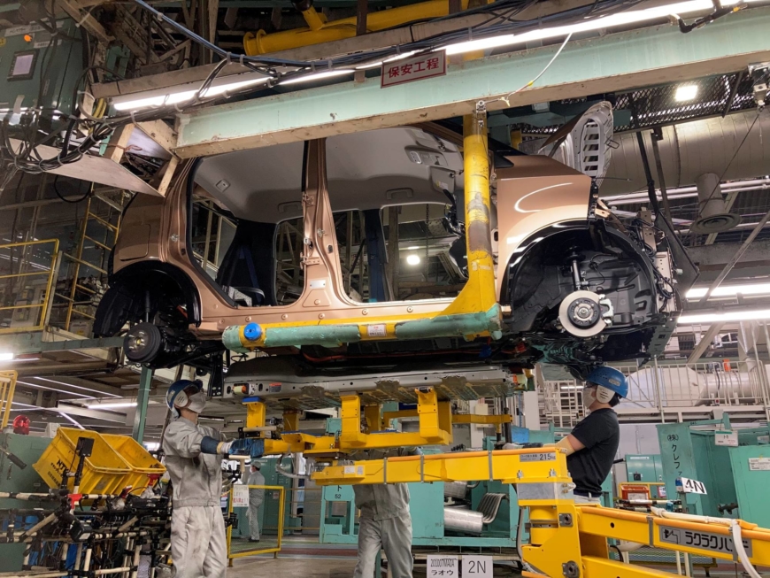 Workers install a battery in an electric vehicle at Mitsubishi Motor's factory in Kurashiki, Okayama Prefecture, in May. | REUTERS