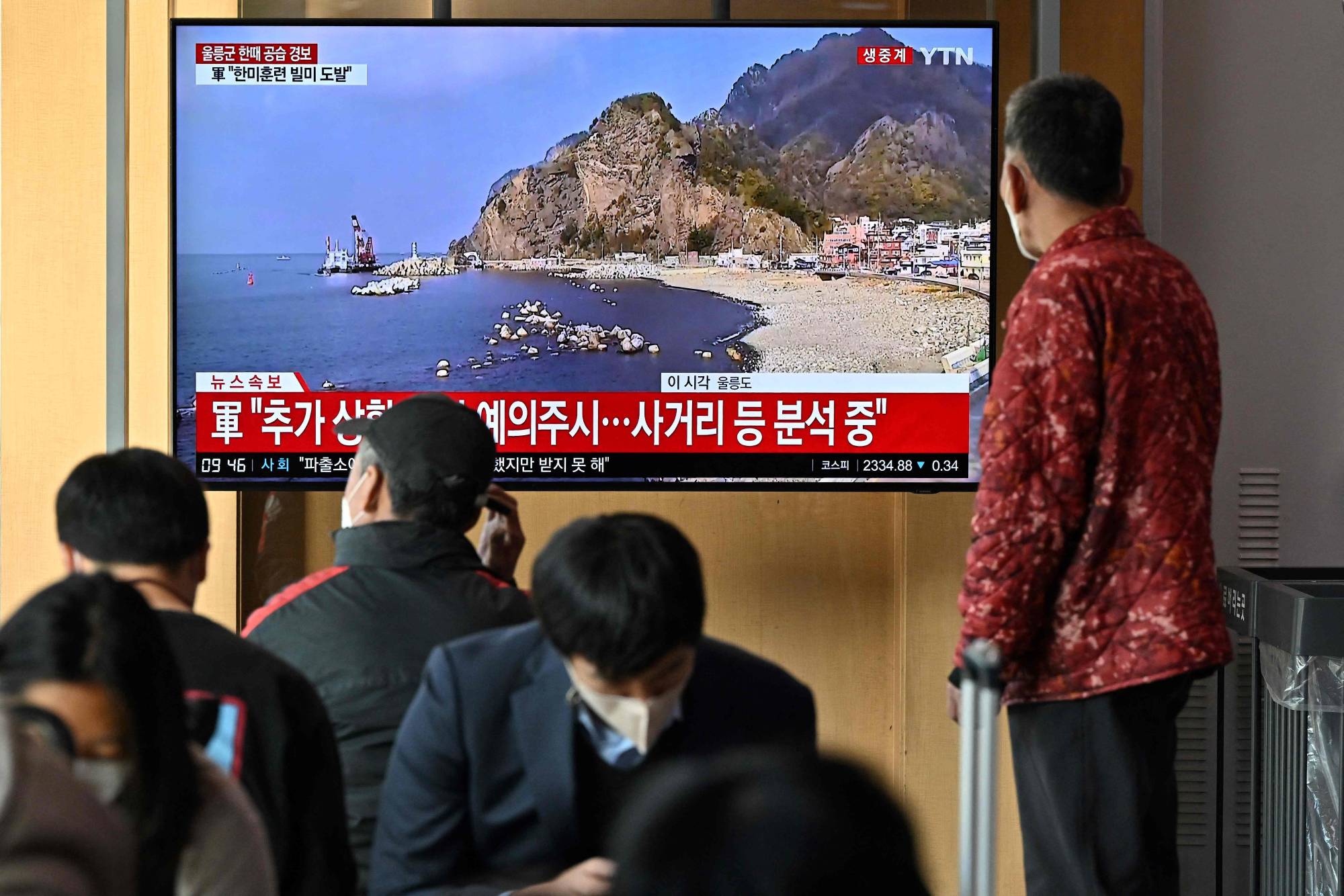 A television screen at a station in Seoul shows a news broadcast with live footage of the island of Ulleungdo on Wednesday. | AFP-JIJI