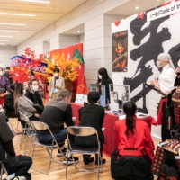 People listen to a presentation about samurai at Expat Expo 2021 at the Tokyo Metropolitan Trade Center’s Hamamatsucho-Kan on Nov. 5, 2021. | INNOVENT INC.