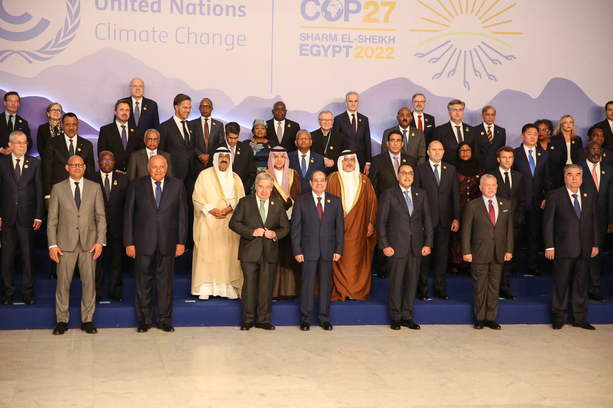 World leaders gather for a photo at the COP27 climate conference in Sharm el-Sheikh on Nov. 7. | BLOOMBERG