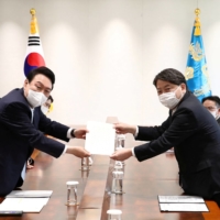 Foreign Minister Yoshimasa Hayashi delivers Prime Minister Fumio Kishida\'s personal letter to newly inaugurated South Korean President Yoon Suk-yeol in Seoul on May 10. | POOL VIA REUTERS