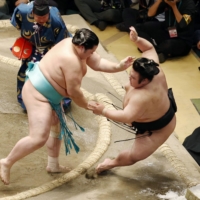 Kotonowaka (left) defeats Takakeisho by pushing him out of the ring at Tokyo\'s Ryogoku Kokugikan stadium on Wednesday. | KYODO