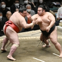 Takakeisho (right) goes after Onosho during the bout in Tokyo on Friday.  | KYODO 