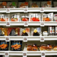 Same-store sales of seven major convenience store operators grew for the second consecutive year thanks to robust sales of boxed lunches, rice balls, frozen food products and soft drinks.  | REUTERS 