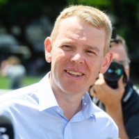 Chris Hipkins, New Zealand\'s incoming prime minister, attends a news conference outside parliament in Wellington on Saturday. | BLOOMBERG