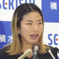 Hitomi Niiya speaks at a news conference in Tokyo on Jan. 23 after winning the Houston Marathon in Texas on Jan. 15. | KYODO