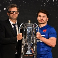 France\'s head coach, Fabien Galthie (left), and captain Antoine Dupont hold the Six Nations trophy in London on Jan. 23. | AFP-JIJI