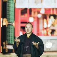 Ho-Me-I-Ku Foundation leader Kunio Hara delivers an online speech from Ikuta Shrine in Kobe for the TEDxKharghar event in India in January 2022. | SPIRAL UP CO.