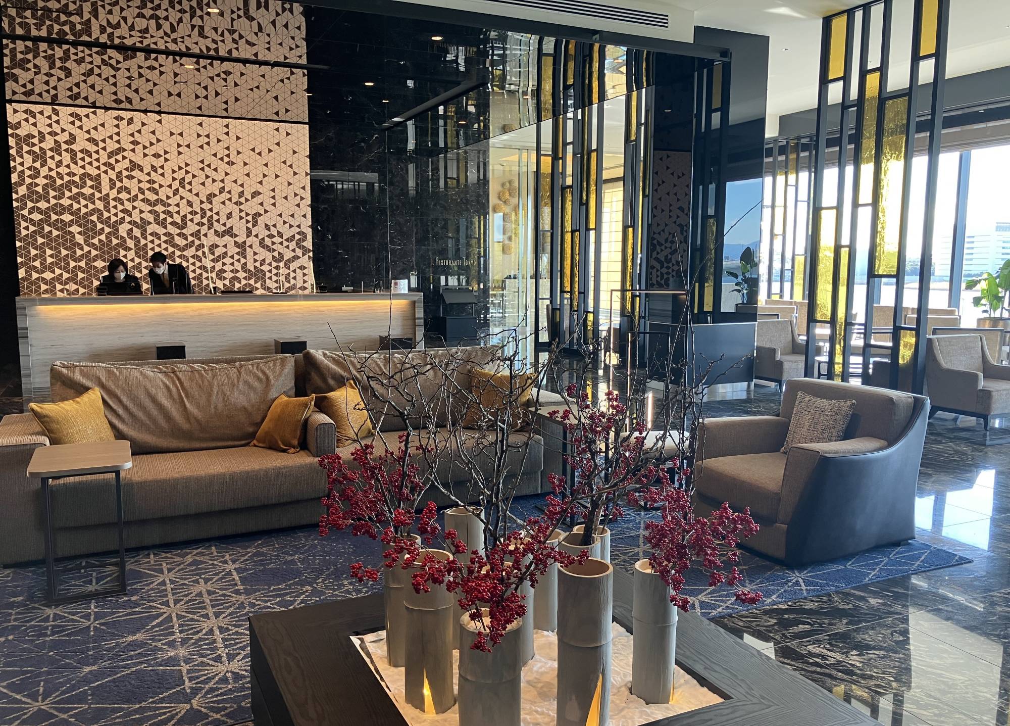 Um lobby de hotel dentro do Haneda Airport Garden | KAZUAKI NAGATA
