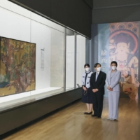 The imperial couple visit the Tokyo National Museum on Nov. 24 with their daughter, Princess Aiko (left). | KYODO