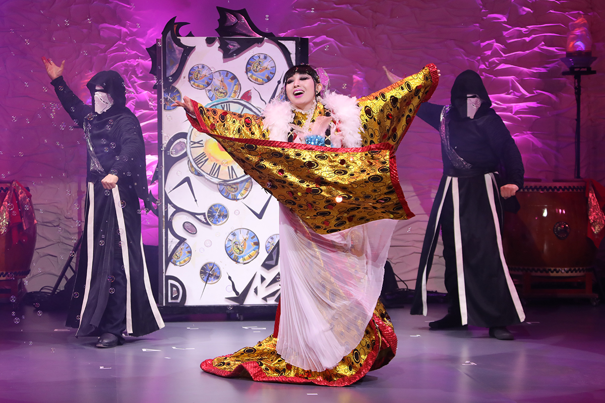 Magician and illusionist Tenko Hikita II, also known as Princess Tenko, performs during the exhibition on March 19. | TTJ TACHIBANA PUBLISHING