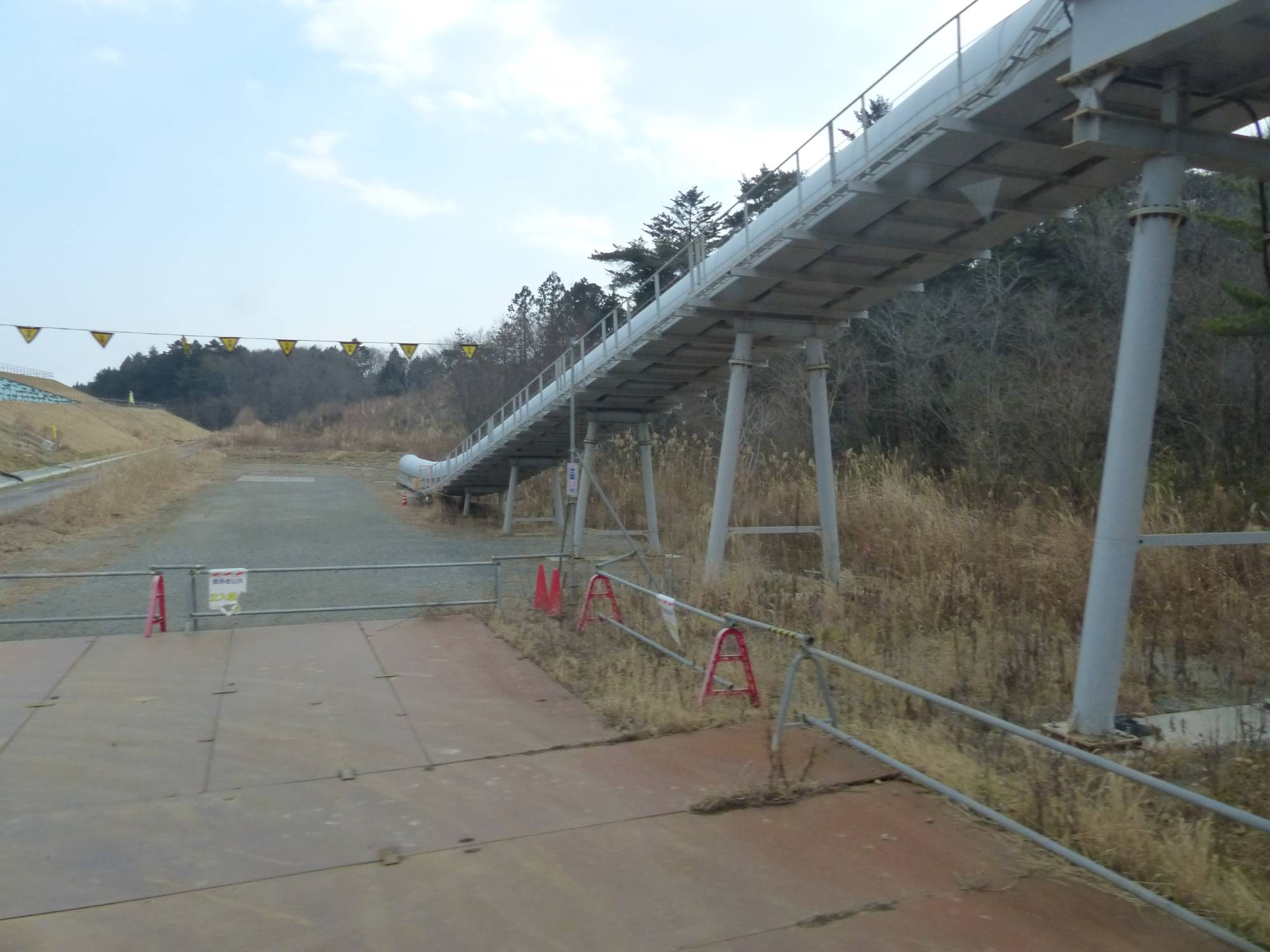 Black plastic bags that contain radioactive soil are put on conveyor belts before they are unpacked. As smooth and orderly as its operations are, the site is only a temporary home for the radioactive soil. | TOMOKO OTAKE