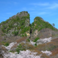 The Doyu no Warito open-cut site at the Aikawa Gold and Silver Mine is 30 meters wide at the top and drops down 74 meters. Japan has listed the Sado Island Gold Mines as a National Historic Site and hopes they will win designation as a UNESCO World Heritage Site.
