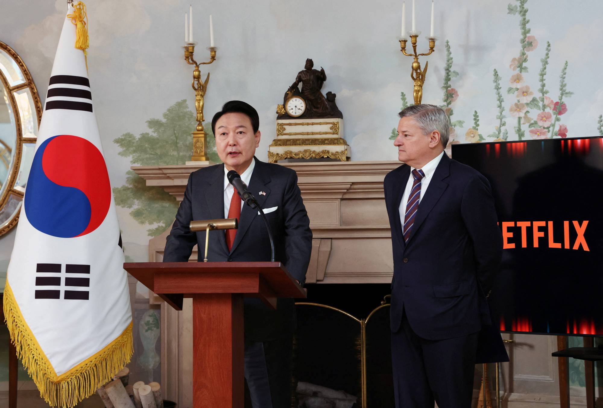 Președintele sud-coreean Yoon Suk-yeol vorbește alături de co-CEO-ul Netflix, Ted Sarandos, în timpul unei conferințe de presă la Washington, marți. | YONHAP / VIA REUTERS