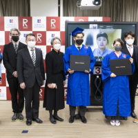 The first students to graduate from the College of International Relations’ Joint Degree Program pose at the school in March 2021. | RITSUMEIKAN UNIVERSITY