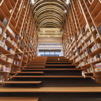 The Waseda International House of Literature’s Stair Bookshelf is a symbol of the library, with books from many genres and authors. | WASEDA UNIVERSITY