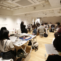 Students attend an author’s workshop at the library in 2021. | WASEDA UNIVERSITY