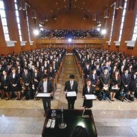 All students sign the Universal Declaration of Human Rights at ICU’s matriculation ceremony. | INTERNATIONAL CHRISTIAN UNIVERSITY