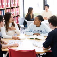 Students participate in a group learning session at the Global Student Lounge. | SEINAN GAKUIN UNIVERSITY