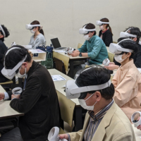 Corporate employees use avatars to interact with students as they try out virtual reality goggles during their first discussion about social and environmental issues. | DOSHISHA UNIVERSITY