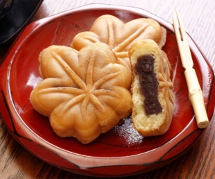 Momijimanju (maple leaf dumplings)