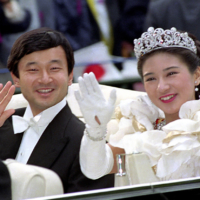 Then-Crown Prince Naruhito and then-Crown Princess Masako greet supporters during their wedding parade in Tokyo on June 9, 1993. | KYODO